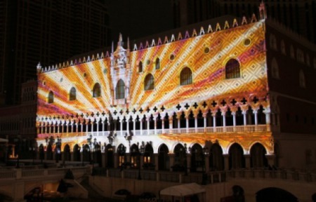 Buổi trình chiếu nghệ thuật “Winter in Venice” tổ chức tại The Venetian® Macao Hotel với sự kết hợp của 26 máy chiếu độ sáng cao và các công nghệ tiên tiến đến từ Panasonic.